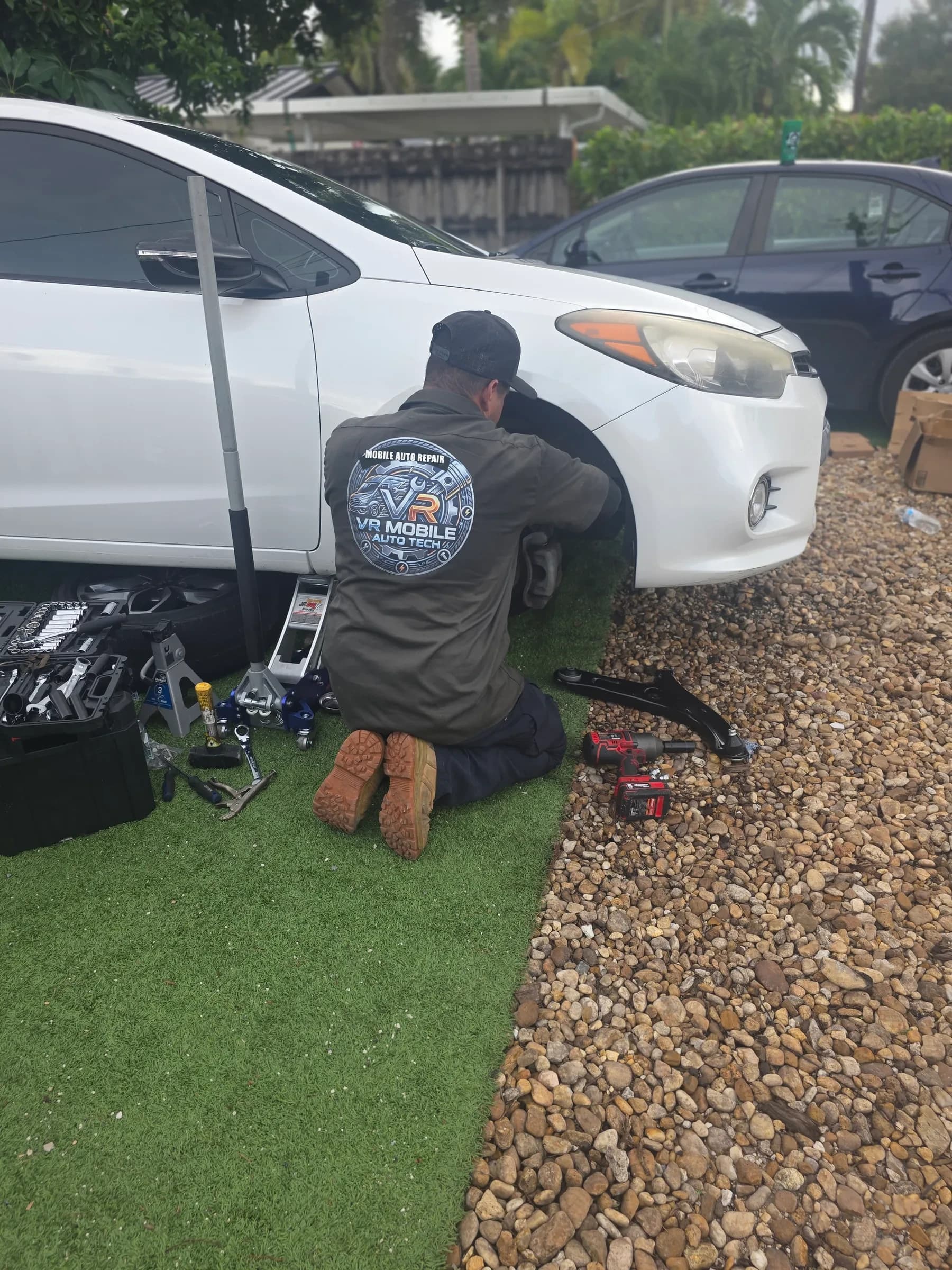 VR Mobile Auto Tech providing automotive service at a customer's location